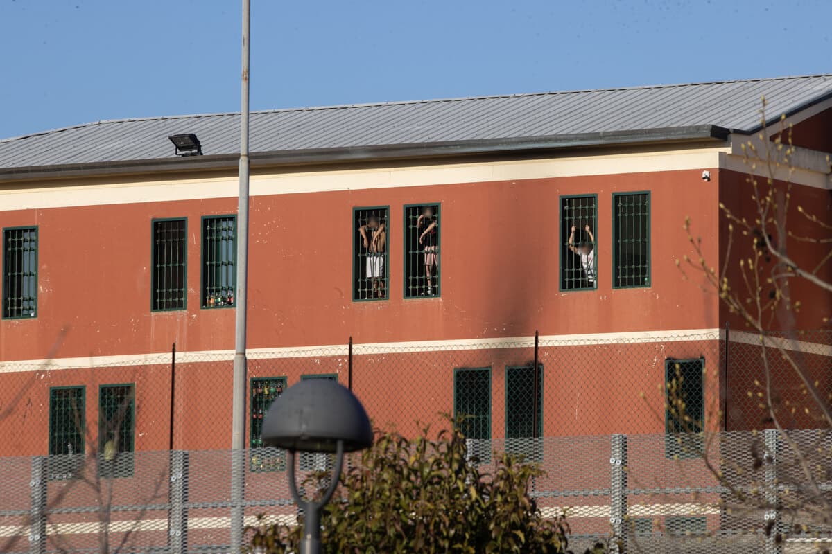 Fra i minorenni del Beccaria: “Psicofarmaci mischiati con hashish. Mancano frigoriferi e televisori”