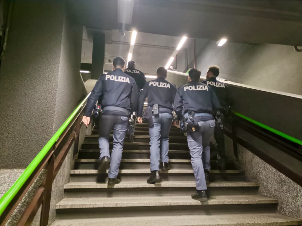 Beccato mentre forza il distributore di merendine: arrestato 28enne in metro