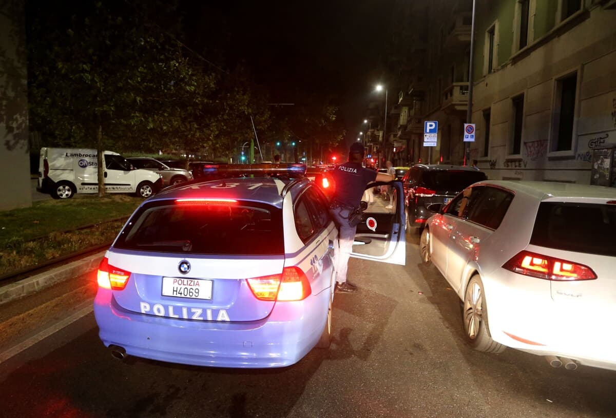 Notte di spaccate a Milano: sorpresi a svaligiare le auto in sosta, tre arresti