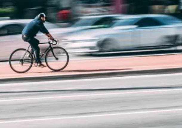 MOBILITÀ · DATI E SONDAGGIO - Vanno in bici al lavoro ogni giorno. E sei su dieci hanno paura della strada -  - Varese News