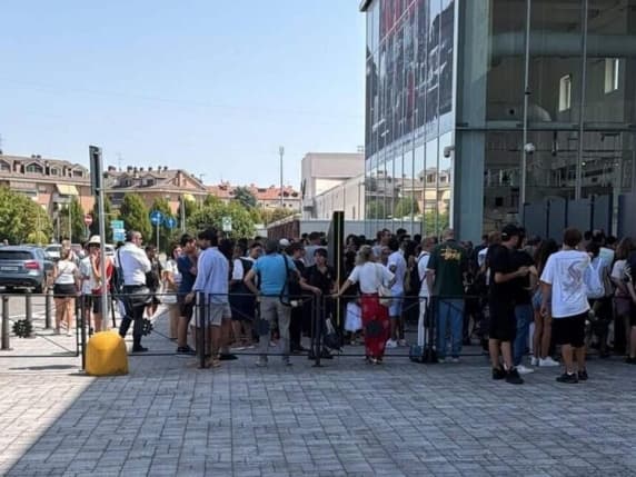 Milano, allarme bomba nei centri commerciali: evacuati in in sei. Il messaggio: «Voglio fare molte vittime»