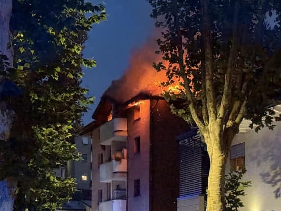 Milano, incendio in una palazzina a Brugherio: si lancia dal quarto piano per sfuggire alle fiamme, muore medico