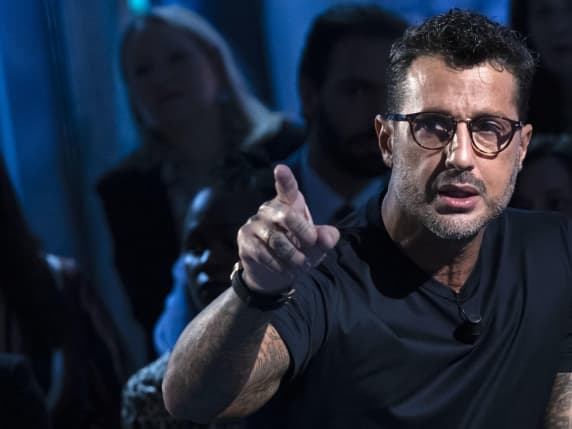 Milano, Fabrizio Corona minacciato e aggredito: «500 euro o facciamo del male a te e a tuo figlio». Denunciati due ventenni, uno è figlio di un giornalista tv