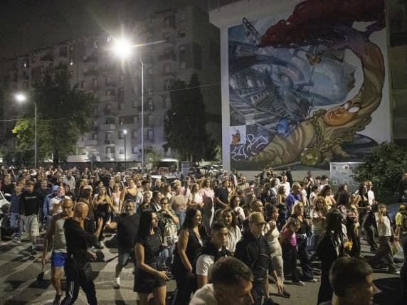 Milano, ronde notturne a Rozzano, corteo per il terzo giorno di fila. Informativa in Procura: aggravante odio razziale