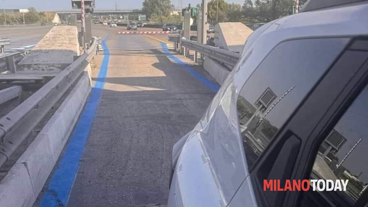 Bloccati a 40 gradi nella corsia del casello di Milano Sud: "Siamo rimasti sequestrati per un'ora tra le sbarre"