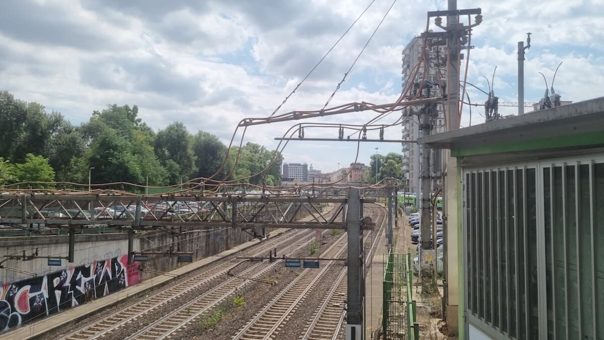 Tranciano i cavi per rubare il rame: treni bloccati tra Malpensa e Novara