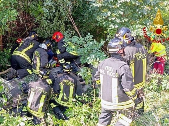 Mantova, l'auto dei carabinieri con un arrestato a bordo si ribalta e finisce in un fossato: liberati dai vigili del fuoco