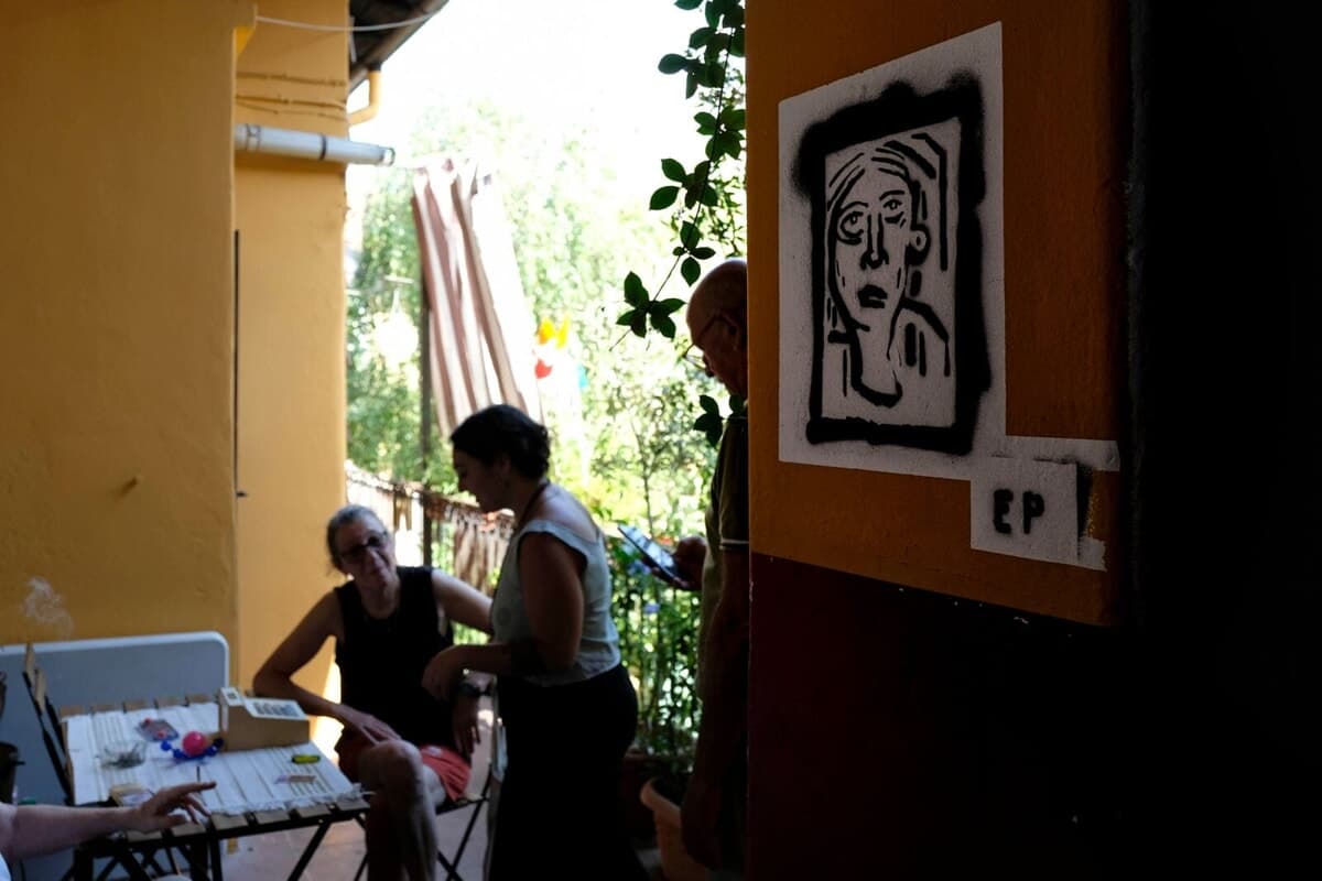 Edificio sotto sequestro a Lambrate, 17 famiglie rischiano lo sfratto: “Siamo qui da 40 anni, non abbiamo dove andare”