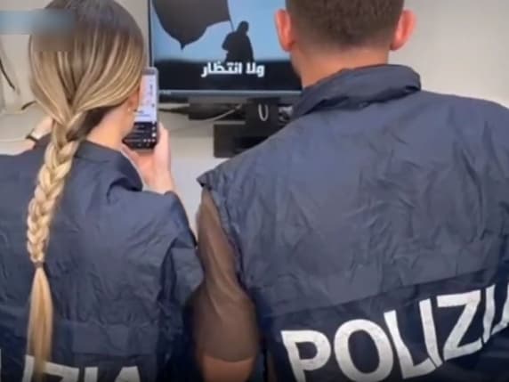 Como, cosa sappiamo del 16enne arrestato per terrorismo: i profili seriali, le istruzioni «criptate» per costruire una bomba. «Se avessi due anni in più sarei con lo Stato islamico»