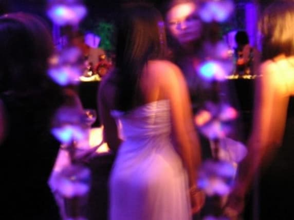 Milano, ballerina di un night club in corso Buenos Aires denuncia: «Io violentata da un cliente»
