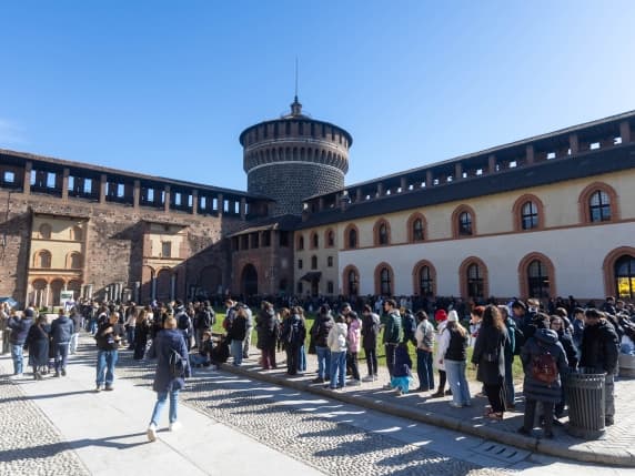 Milano, il Castello Sforzesco resta aperto più a lungo ad agosto, fino alle 19.30. E il biglietto è dimezzato. La sperimentazione ha il via libera del ministero
