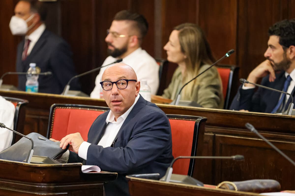 Bernardo va con Vannacci, ma a Palazzo Marino è caos sulle regole. Cosa sta succedendo