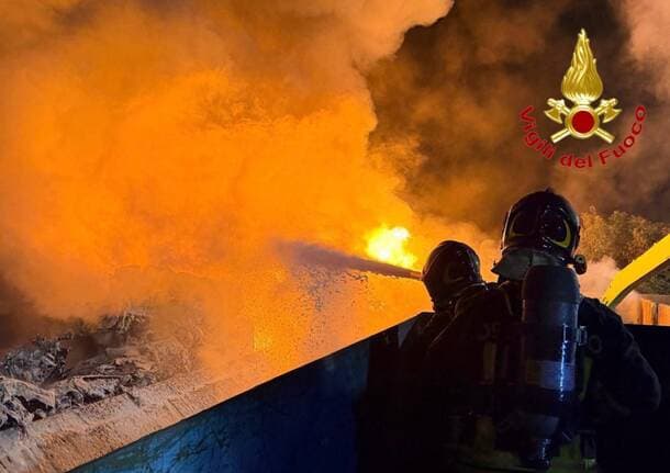 Cannero Riviera - Grosso incendio all’alba a Cannero Riviera: distrutti il tetto di un palazzo e un piccolo albergo, ferito un vigile del fuoco -  - Varese News