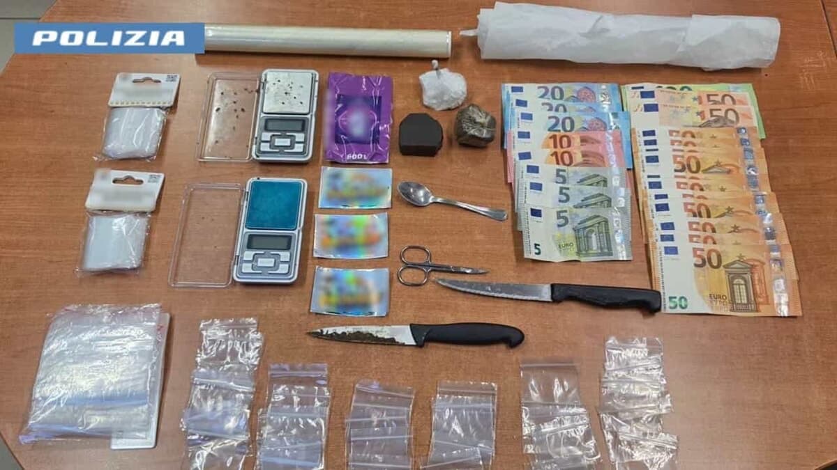 Fermato in auto con la cocaina, a casa droga nel frigobar: arrestato un ventenne