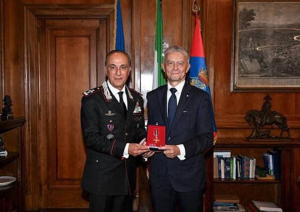 Italia/Mondo - Intesa Sanpaolo: ad Antonio de Vita la Croce d’oro al merito dell’Arma dei carabinieri - Italia/Mondo - Varese News