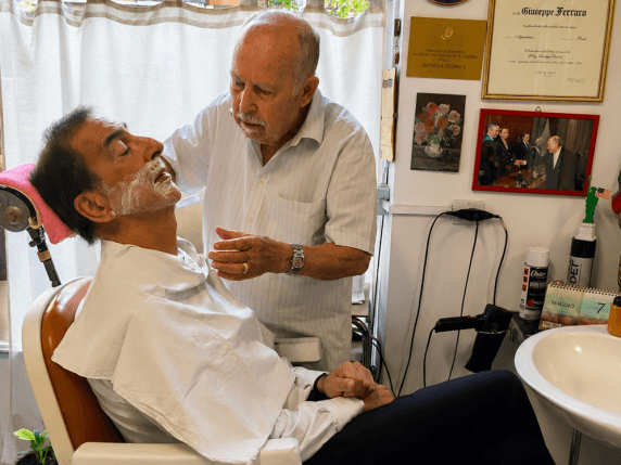 Giuseppe Ferraro, «il» barbiere di Milano, rimasto in bottega fino a 90 anni. «Quelle mani con le forbici valevano quanto una laurea»