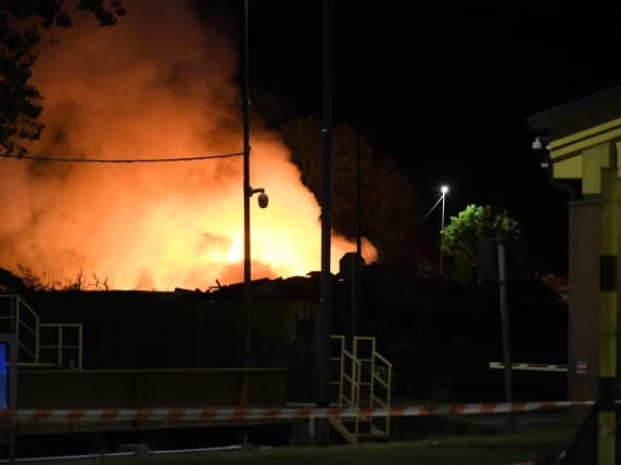 Pavia, incendio nella discarica di Montebellino: bruciate tonnellate di rifiuti. Rilievi dell'Arpa sull'aria