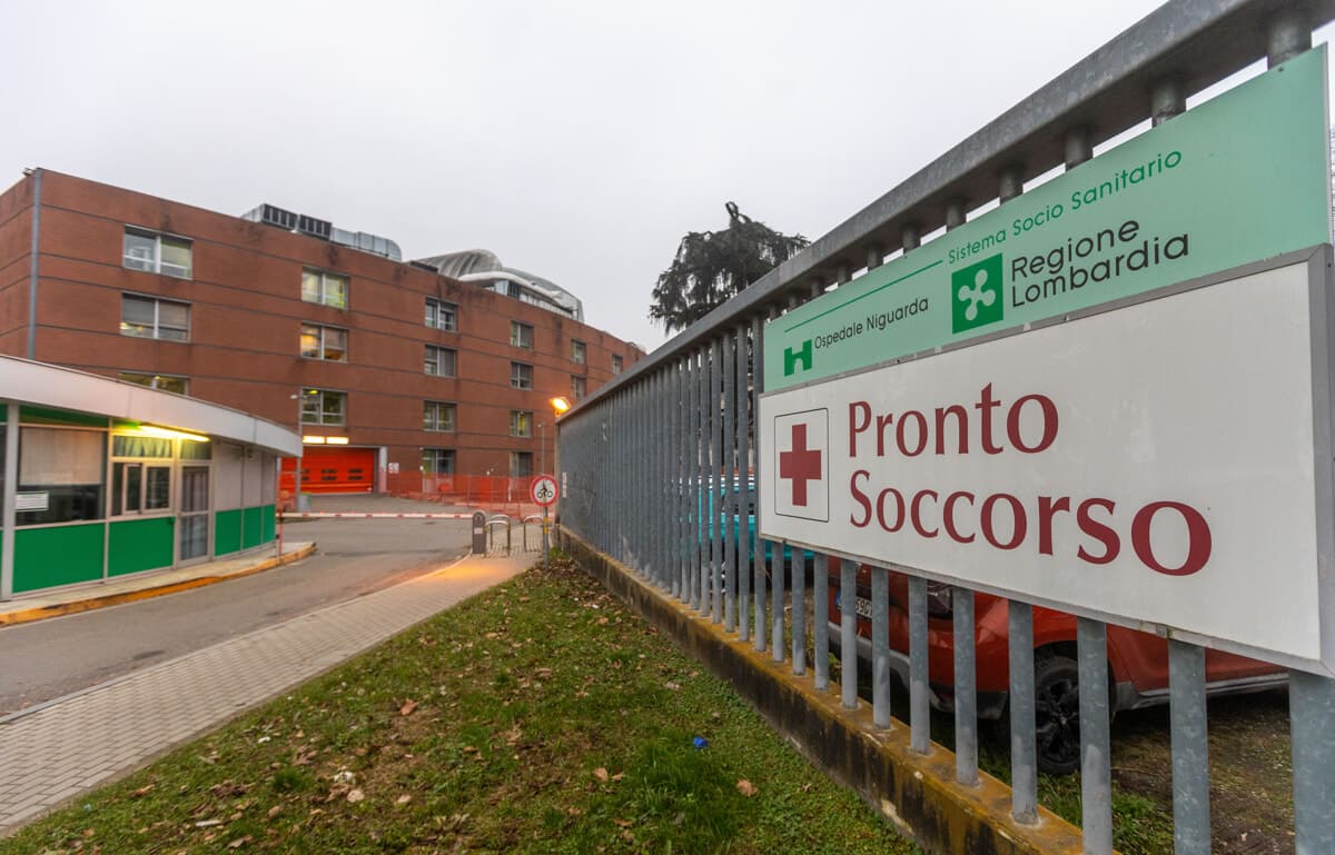 Si dà fuoco in carcere: detenuto ricoverato al Niguarda. È grave