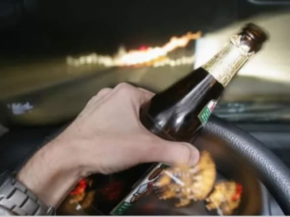 Seregno, camionista ubriaco compra birre al supermercato e poi rischia di investire i clienti nel parcheggio: fermato e denunciato
