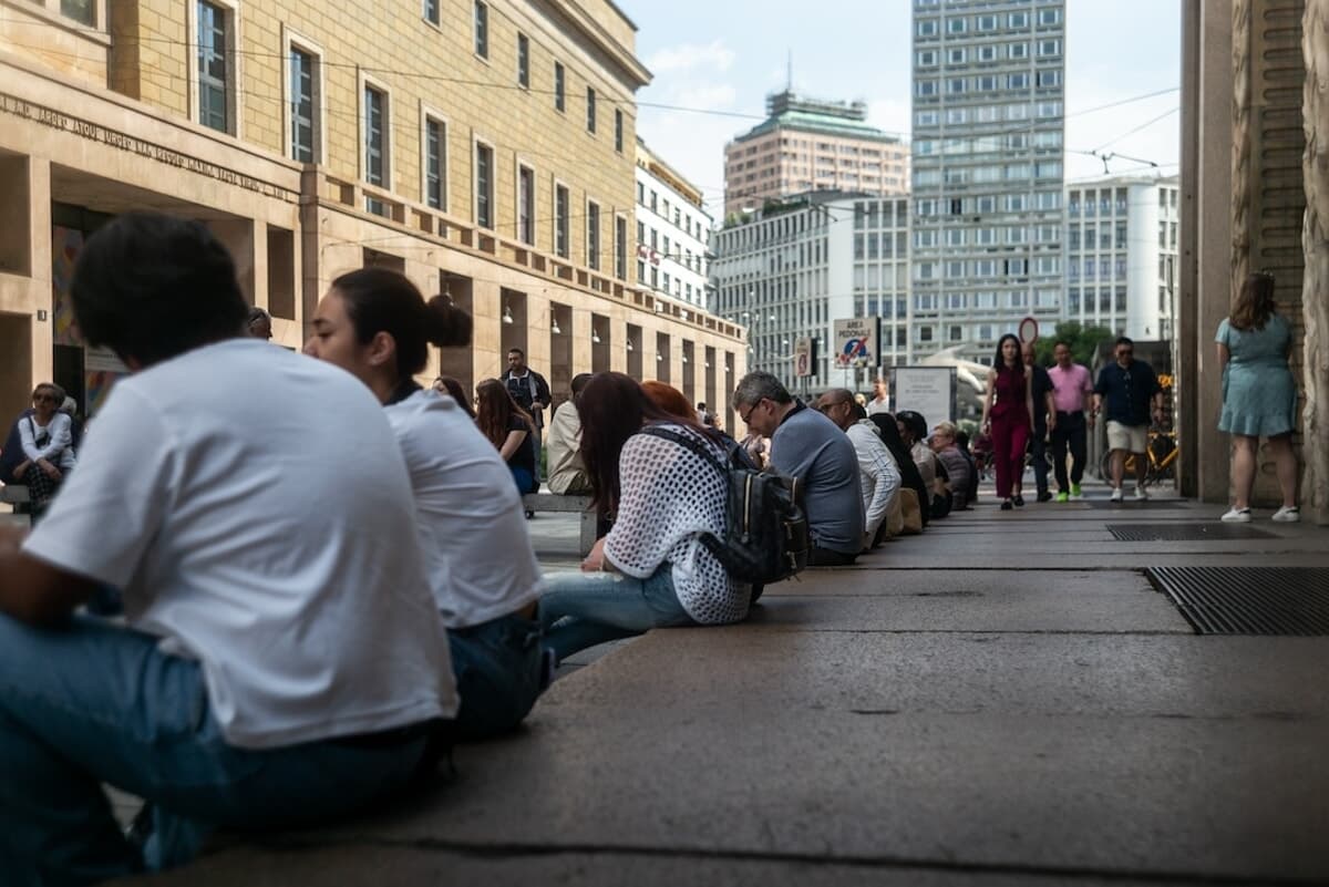 Partono 400mila milanesi, ma arrivano i ricchi stranieri: l'agosto record con jet e hotel da 190 euro a notte