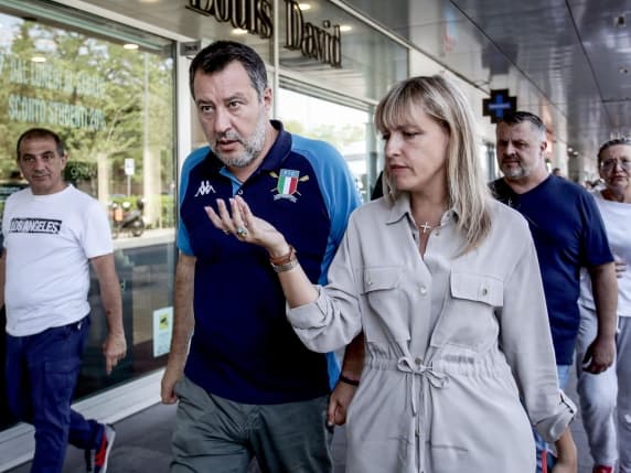 Milano, Salvini lancia la nomination per Sardone sindaca tra i gazebo della Lega: «Sì, mi piacerebbe»