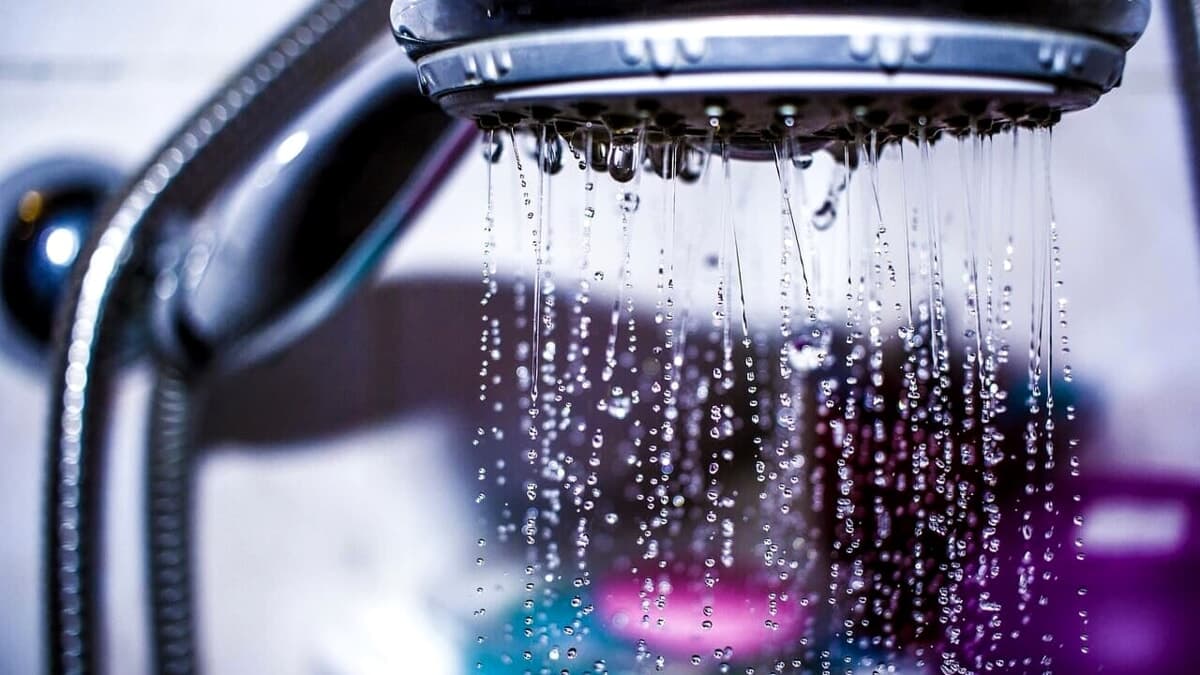 Ondata di calore eccezionale: è meglio fare la doccia fredda o calda?
