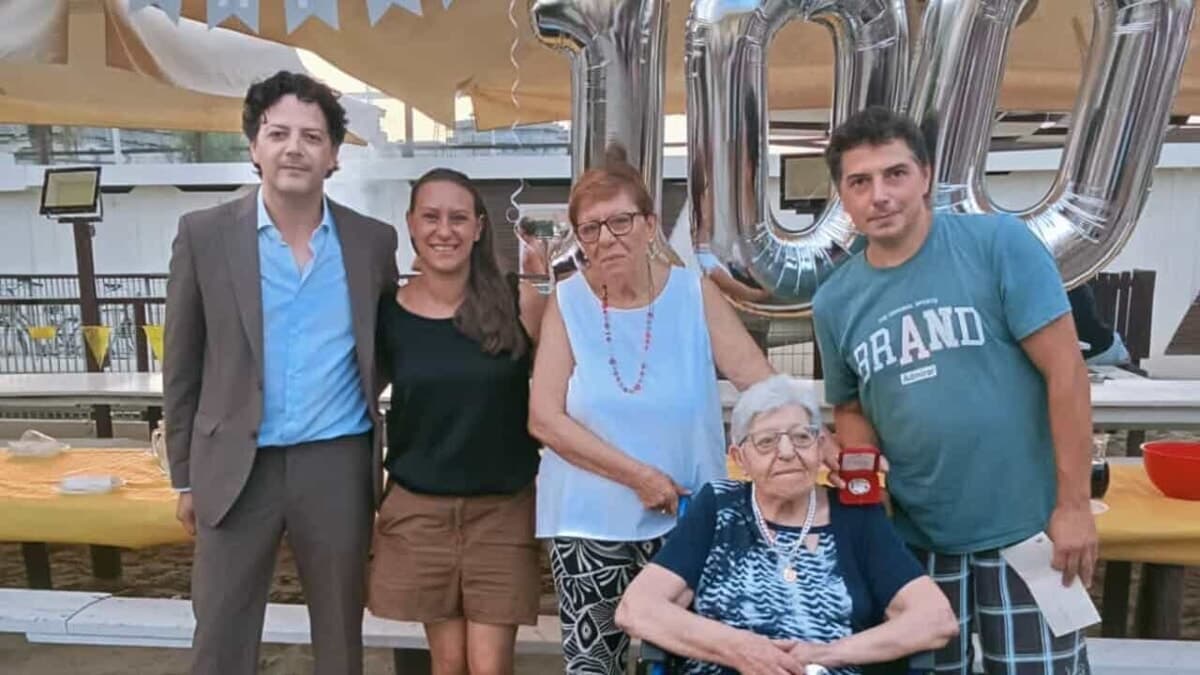 Da operaia Snia alla festa per i 100 anni: la storia di Carla, la centenaria di Cormano arrivata fino a Rimini