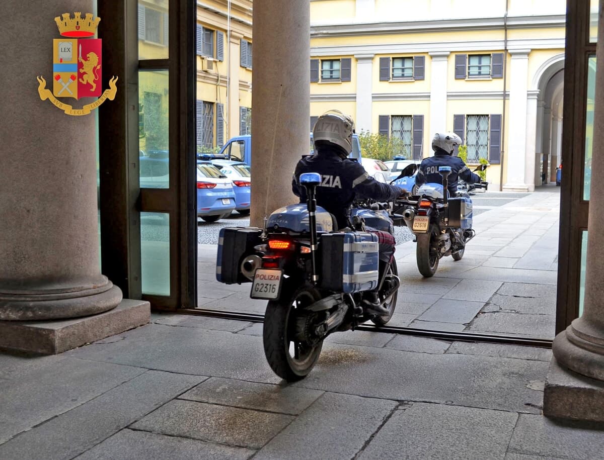Palpeggiata in pieno centro a Milano mentre va al lavoro: un passante fa arrestare l'aggressore