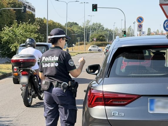 Rozzano, esce per prendere le sigarette e viene fermato dai vigili: guidava senza aver mai preso la patente, 5 mila euro di multa