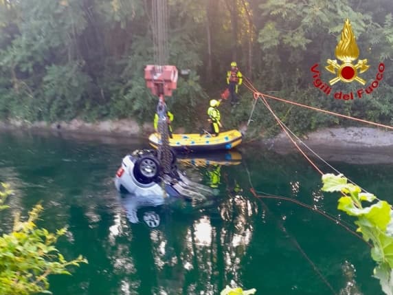 Incidente a Senago, morti tre ragazzi: la loro auto finita nel canale Villoresi. A bordo c'erano nove giovani, alcuni minorenni