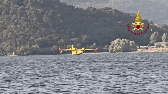 Incendio sul Monte Moregallo: il video dei vigili del fuoco in azione per spegnere le fiamme