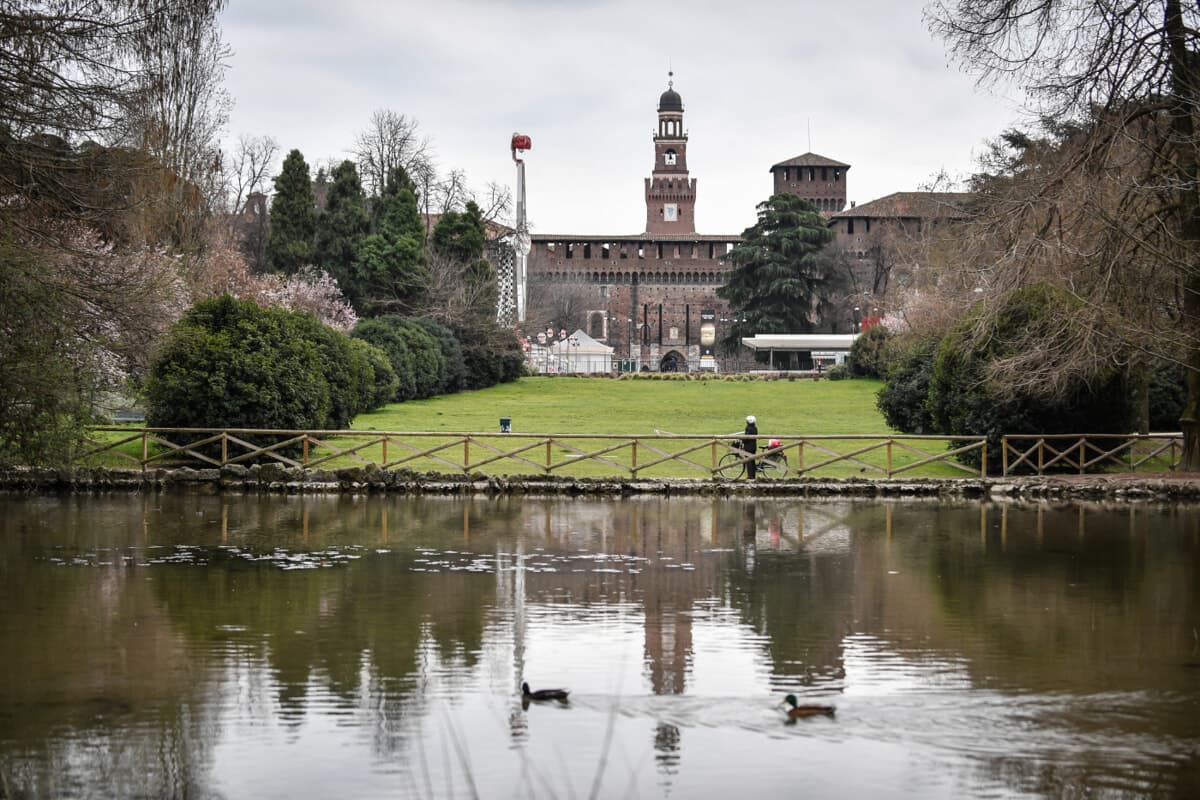 Più parchi sotto casa, lotta alle ondate di calore e più biodiversità. La svolta green di Milano