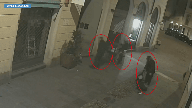 Varese, rapine in centro: tre arresti. Le immagini che hanno inchiodato la banda