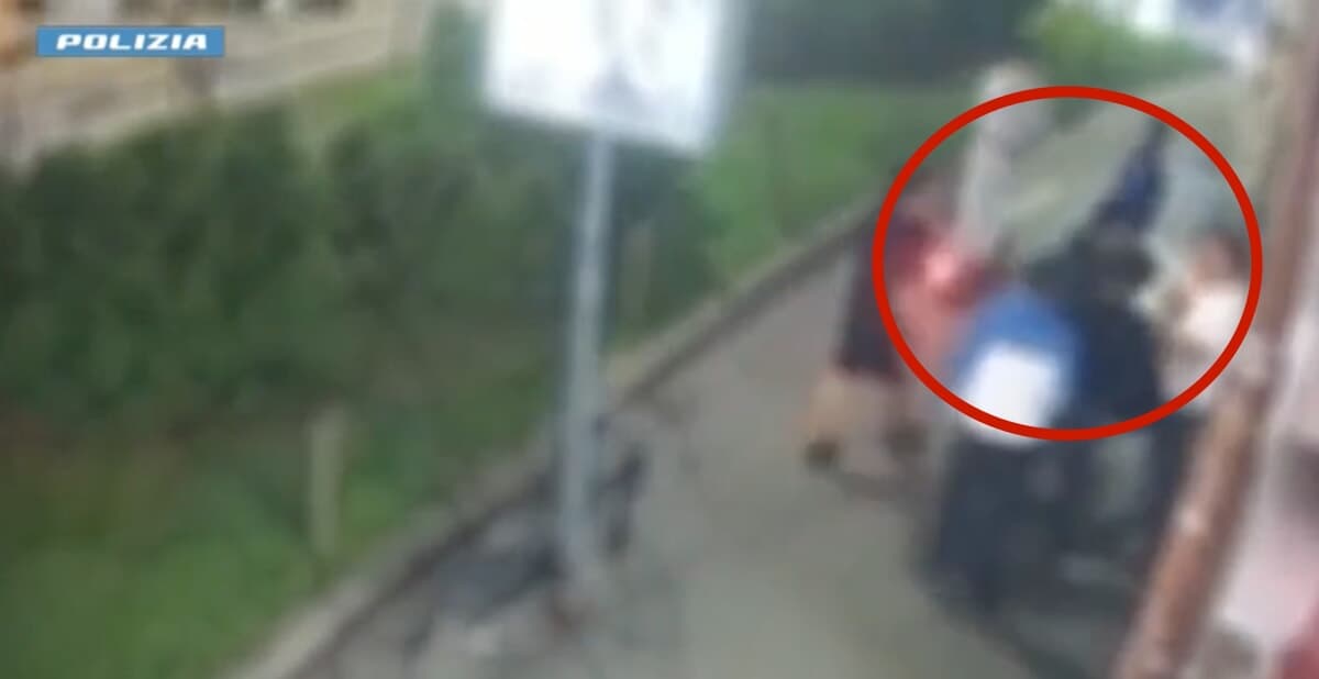 La rapina in via Torino e lo strappo della catenina da tremila euro: arrestato un altro uomo (è il quarto)