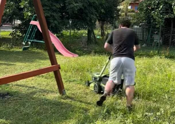 Angera - L’ex sindaco taglia personalmente l’erba al parco giochi. A come Angera: “Problemi con gestione del personale e del verde” - Archivio - Varese News