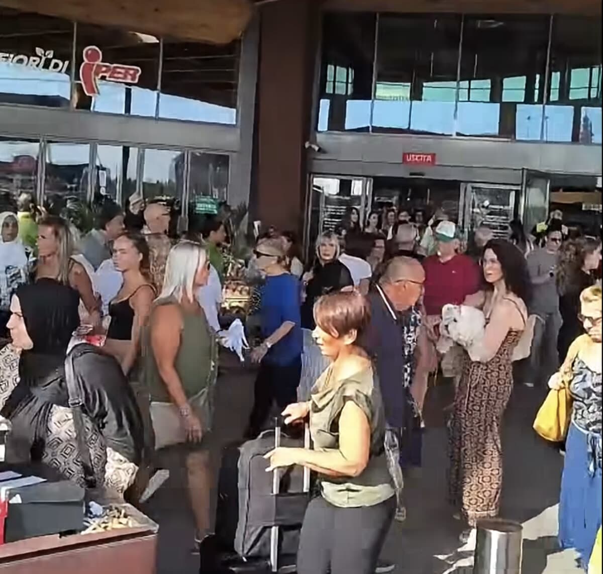 L'allarme bomba in sei centri commerciali di Milano. L'email: "Voglio molte vittime"