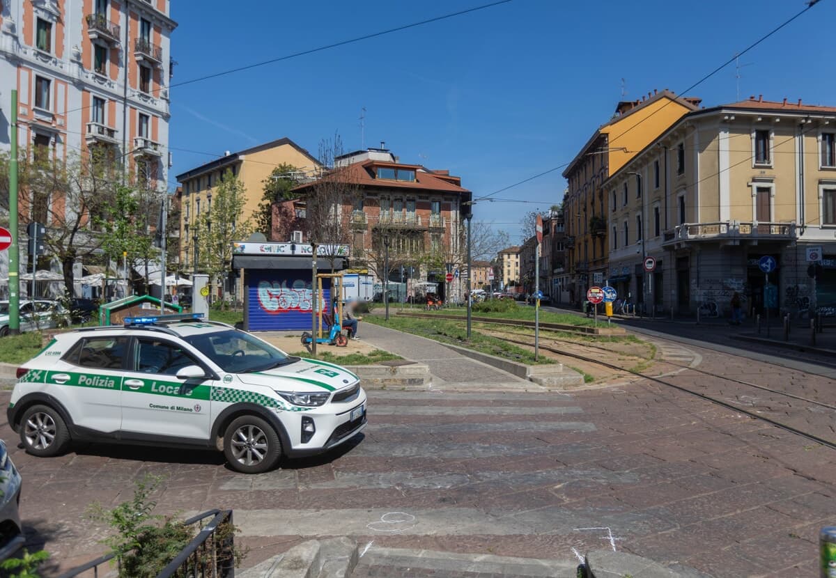 Scappa dalla Locale, ma si infila in un vicolo cieco (nel cortile di una casa)