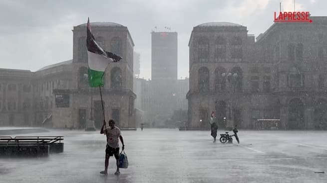 Temporale a Milano, le immagini da Piazza Duomo