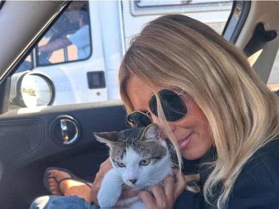 Salvaggia Lucarelli compie 52 anni. Il fidanzato Lorenzo Bigiarelli: «Ti amo quanto tu ami i gatti». Lei replica: «Non so se ce la fai»