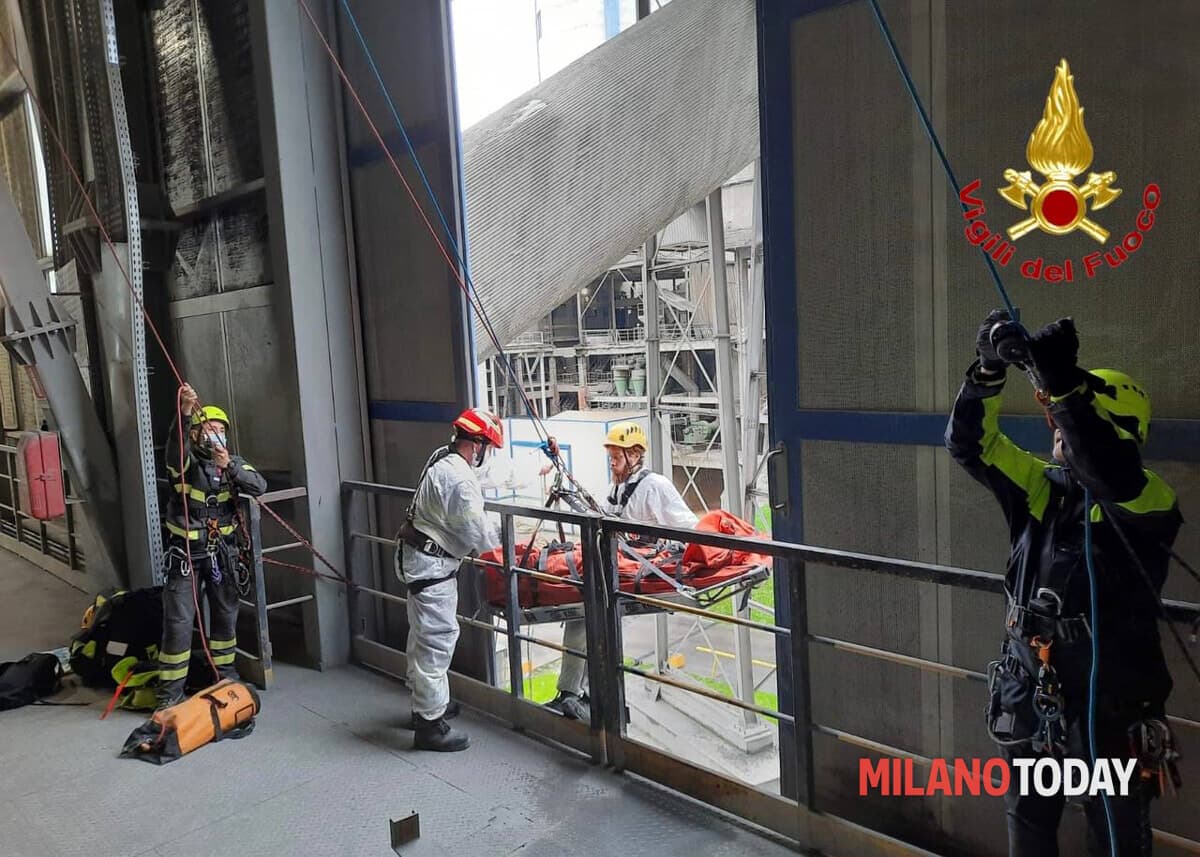 Operaio folgorato in un cantiere nel Milanese: trovato in arresto cardiaco, muore in ospedale