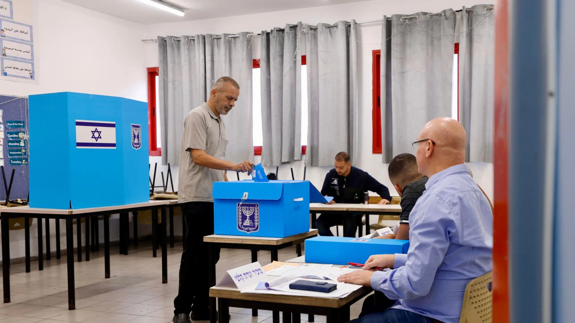 Israele al voto: Netanyahu sfida Eisenkot con affluenza in crescita