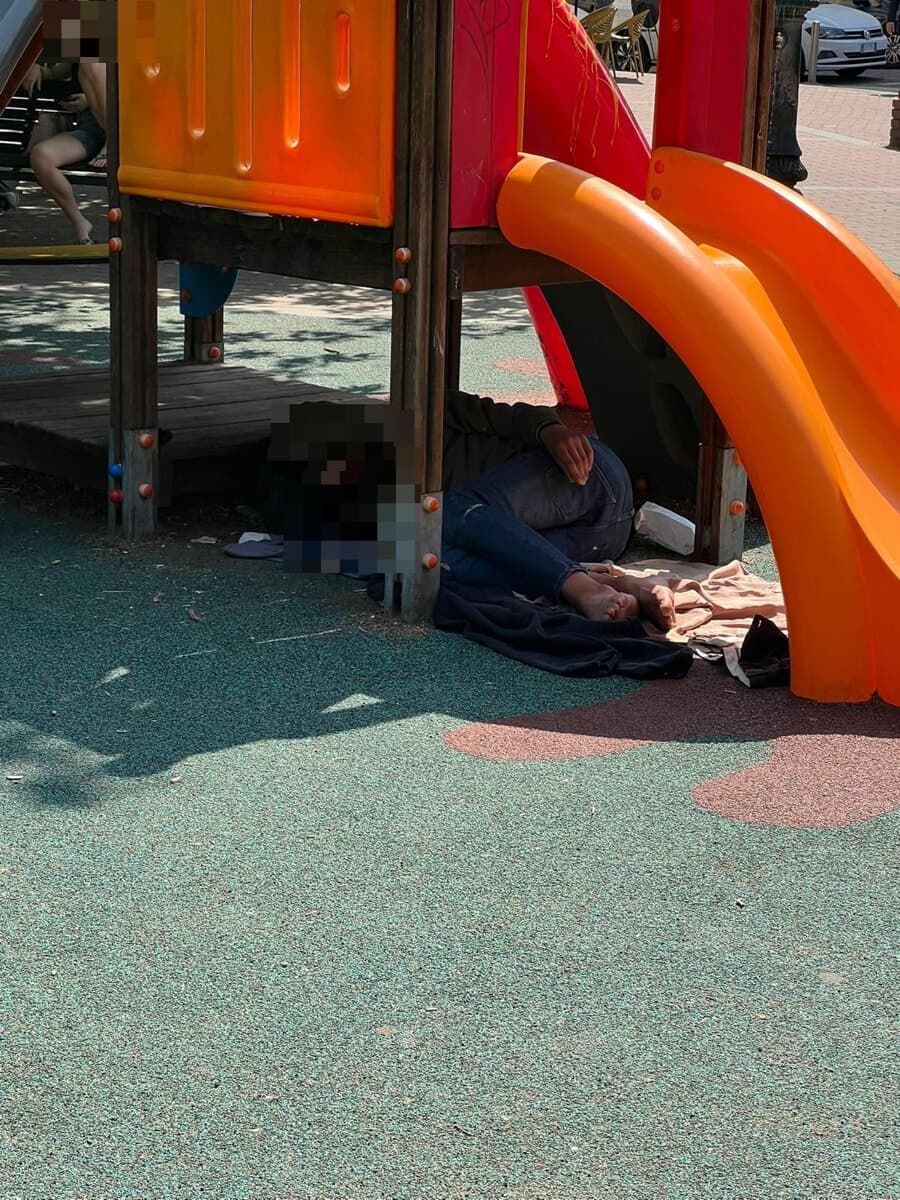 Milano, il parco giochi diventa un dormitorio per senzatetto: l'accusa di FdI