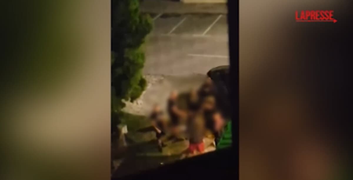 Assalto neonazista all'hotel con ragazzi ebrei, la madre di uno di loro: "Mio figlio è scosso e ha paura"
