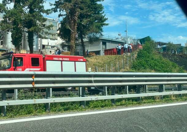 Albizzate - Incendio in autostrada A8 a fianco della fabbrica chimica ad Albizzate - Gallarate/Malpensa - Varese News