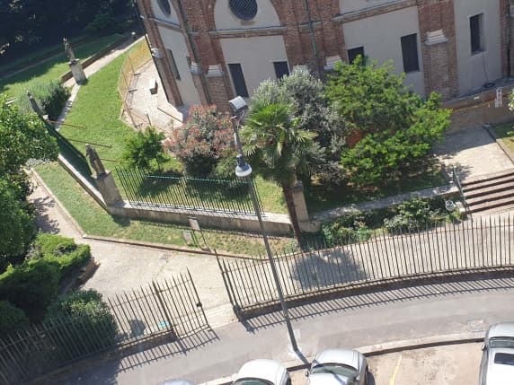 Milano, una cancellata alta 2,5 metri difende la chiesa di San Celso dai vandali. Scatta la protesta: «È uno sfregio», «No, tutela necessaria»