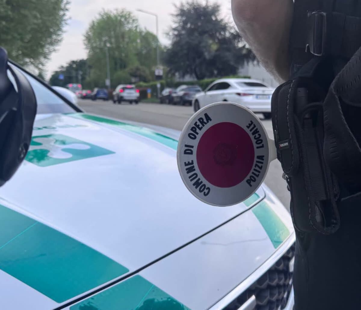 Il 19enne che ruba (di nuovo) in un negozio poi si barrica sull'autobus diretto a Milano: denunciato