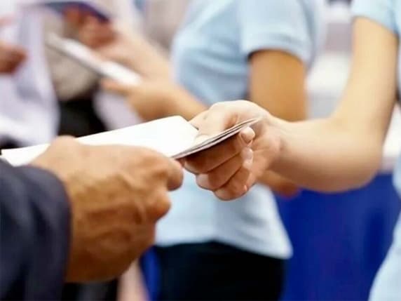 Cremona, pagavano in nero 3 euro l'ora per la consegna di volantini porta a porta: indagati per caporalato