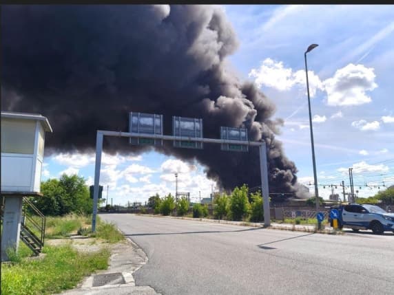 Mantova, grave incendio di materie plastiche alla Versalis: la colonna di fumo visibile a 50 chilometri di distanza. Il sindaco: «Chiudete le finestre ed evitate attività all'aperto»