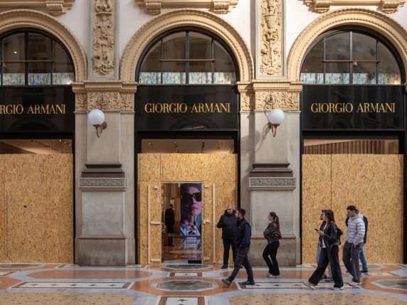 Milano, negozi e bar blindati tra turisti e forze dell'ordine: «Sicuri, ma in balìa degli eventi». «Questo weekend faremo la metà dell’incasso»