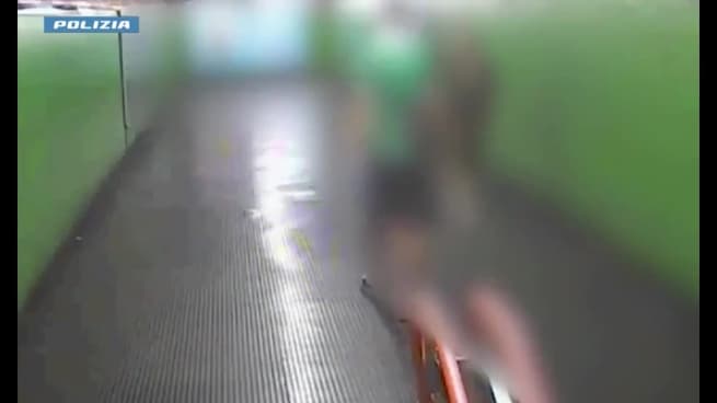 Milano, anziana rapinata in metropolitana: la spinge contro il muro, la fa cadere e le strappa la collana da 10mila euro